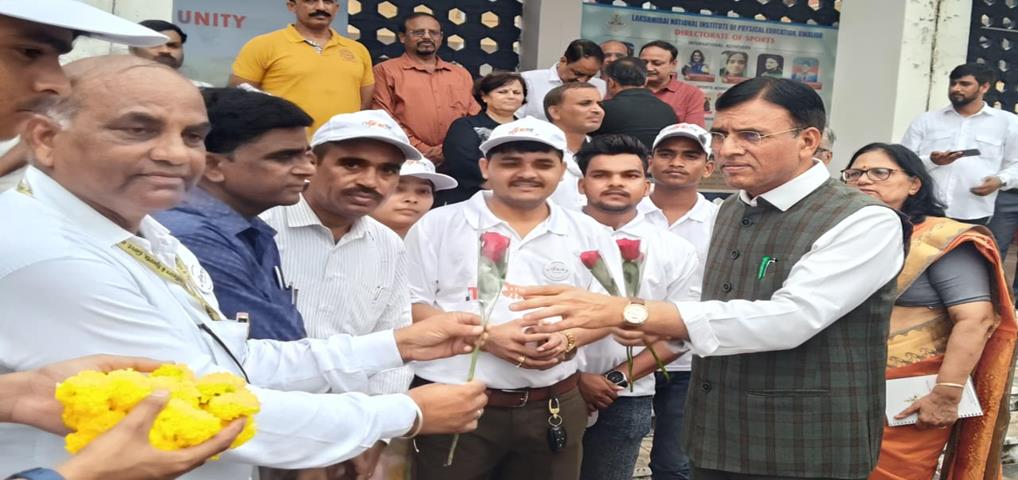 कैबिनेट खेल मंत्री डॉ. मनसुख मांडविया जी का ग्वालियर एयरपोर्ट पर भव्य एवं गरिमामयी स्वागत